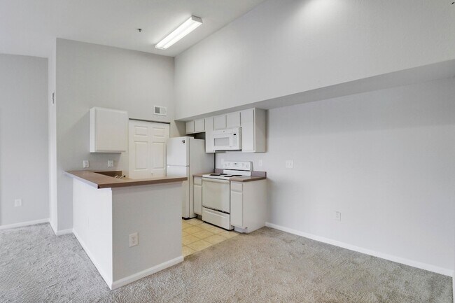 Building Photo - 141 SW Palm Dr