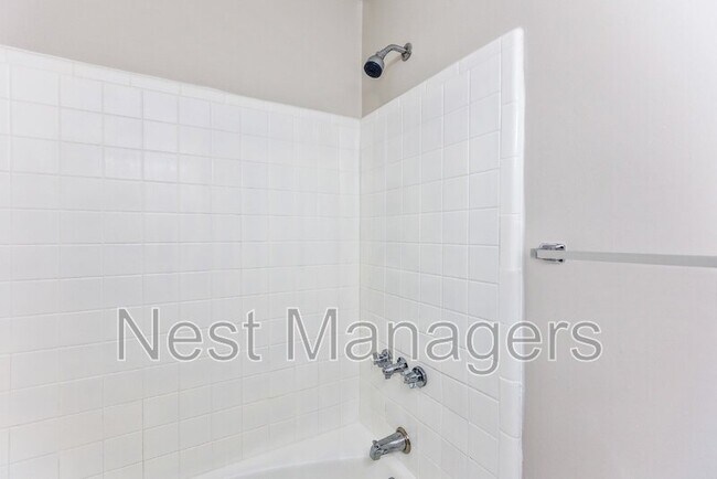 Building Photo - 1089 Essex Pl