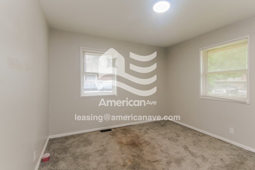 Building Photo - 3950 N Irvington Ave
