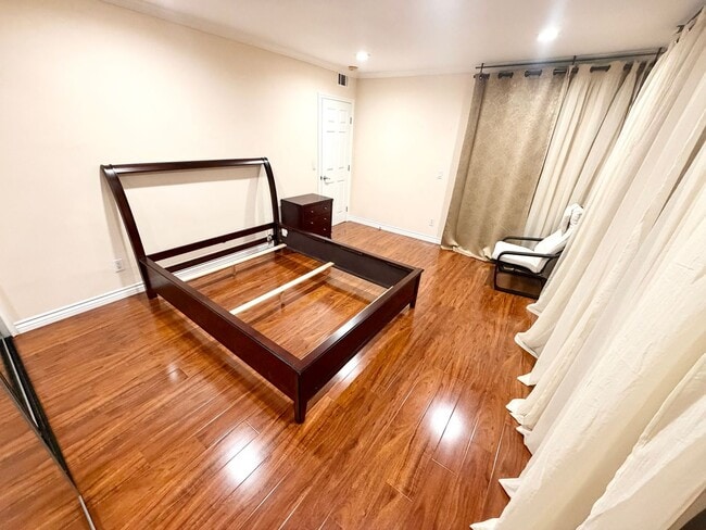 Building Photo - All utilities included 1 bedroom walking distance to Cal Tech