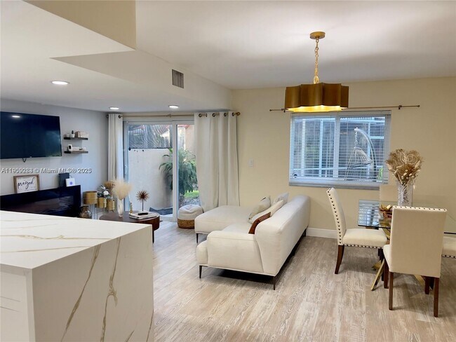 Building Photo - 568 N University Dr