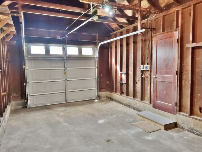 Building Photo - 4 Bed / 2 Bath Single Family Home
