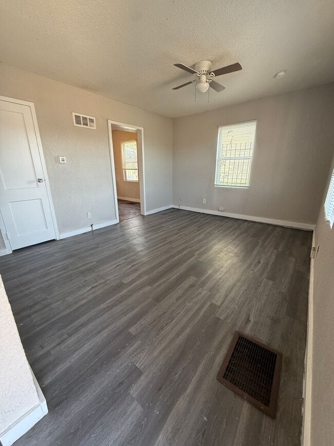 Building Photo - 2 bedroom townhome right off the highway!