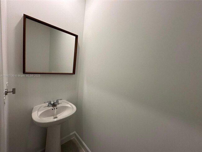 Building Photo - 402 SE Crossoak Ln