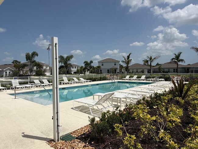 Building Photo - 812 Persimmon Pl