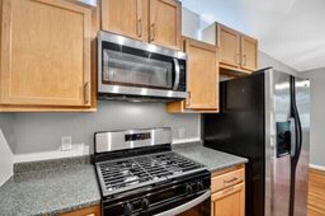 Building Photo - Fabulous 2BR/1BA Top Floor Condo in Grosve...