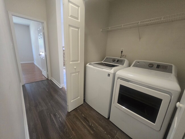 Building Photo - Super Cute Renovated End-Unit Loft Townhome in Arbor Creek!