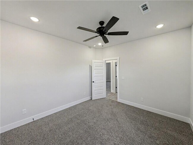 Building Photo - 6807 SW Basswood Ave