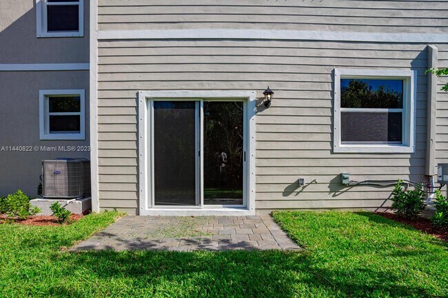 Building Photo - 934 SE 19th St