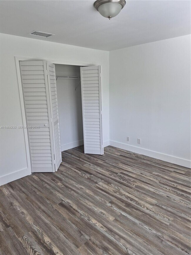 Building Photo - 2208 SW 3rd Ave