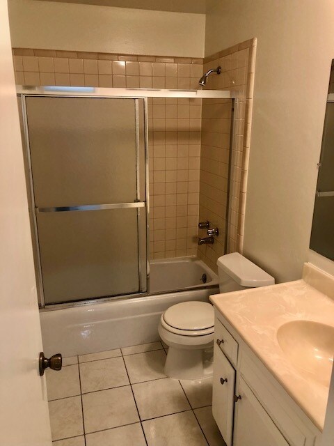 Full Bath - (hallway) - 16181 Ganges Lane #2, Huntington Beach, CA 92647