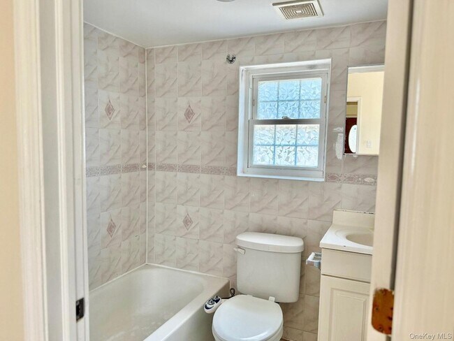 Building Photo - 223 Jackson Ave