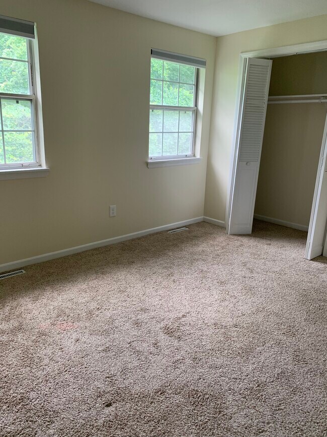 Building Photo - 121 E Gate Ln