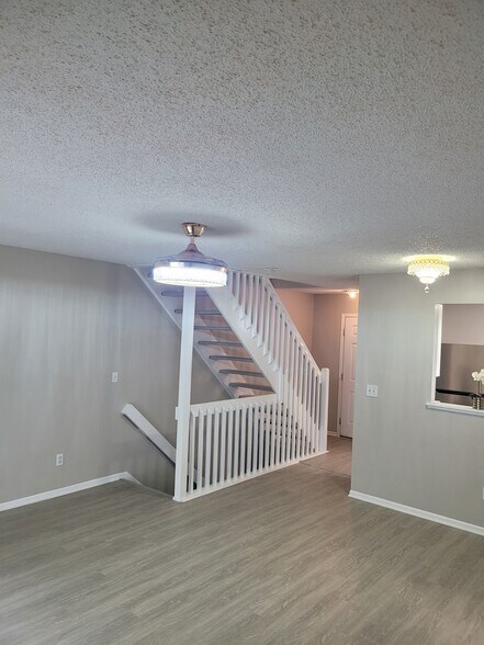 Building Photo - 1730 Ridgebury Dr