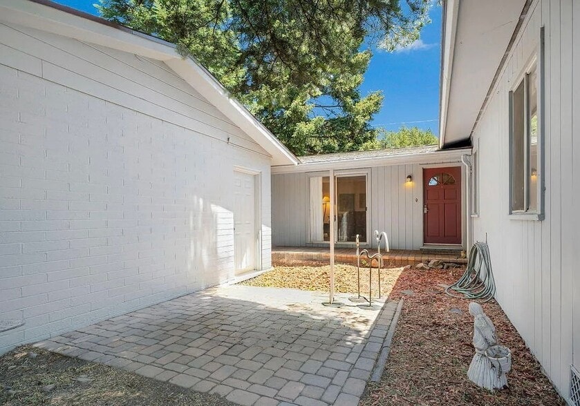 Building Photo - 803 W Meade Ln