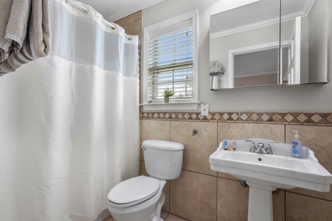 Building Photo - 426 Russell Ave