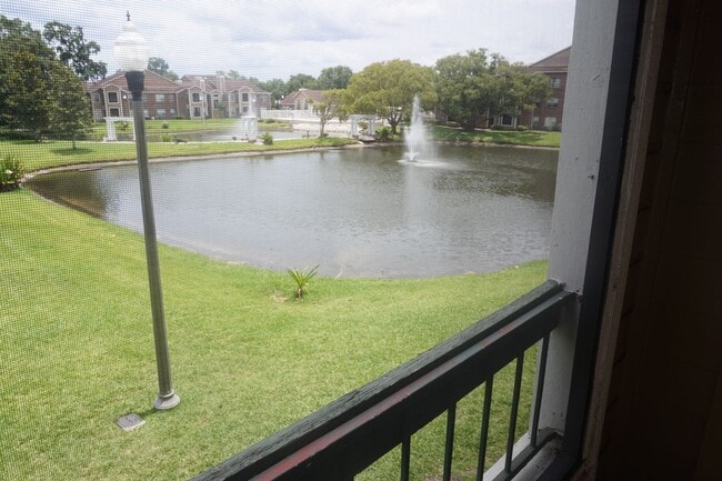 Building Photo - Excellent Location 2 Bed 1 Bath with Firep...