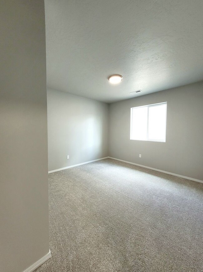 Building Photo - Brand new Star home