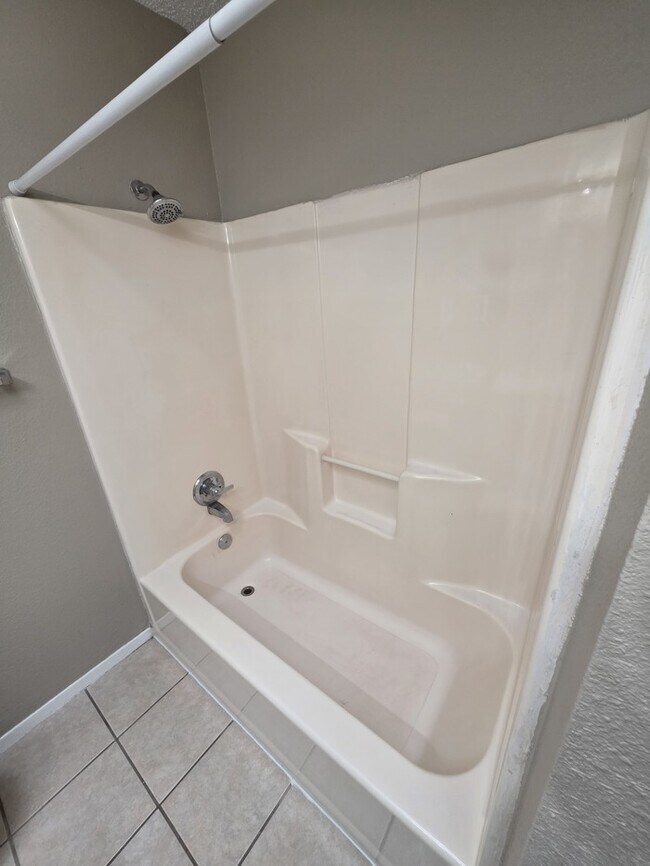 Building Photo - 3 bed 2 bath townhome, 2 car garage