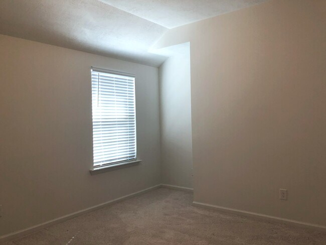 Building Photo - 807 Goodale Dr