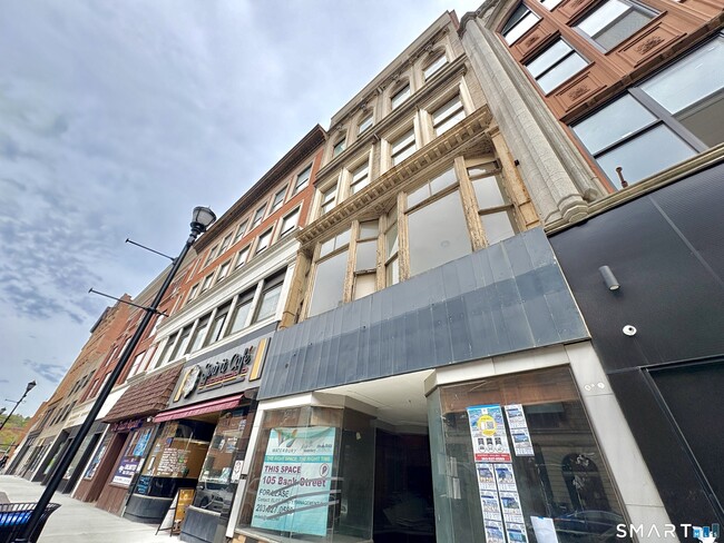 Building Photo - 105 Bank St