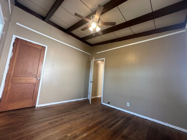 Building Photo - 1312 E Mesquite Ln
