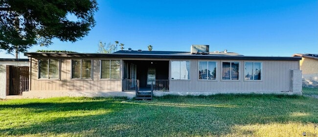 Building Photo - 3215 London Dr