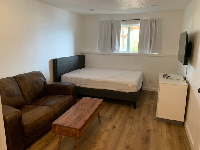 Building Photo - 168 Original Rd