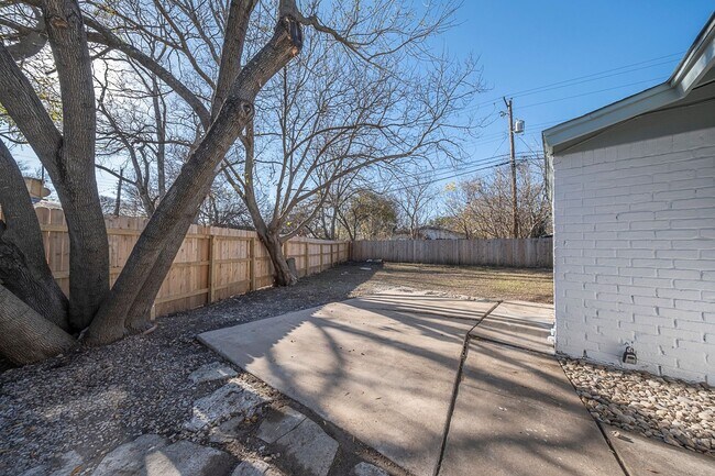 Building Photo - 4900 Hawk Cove