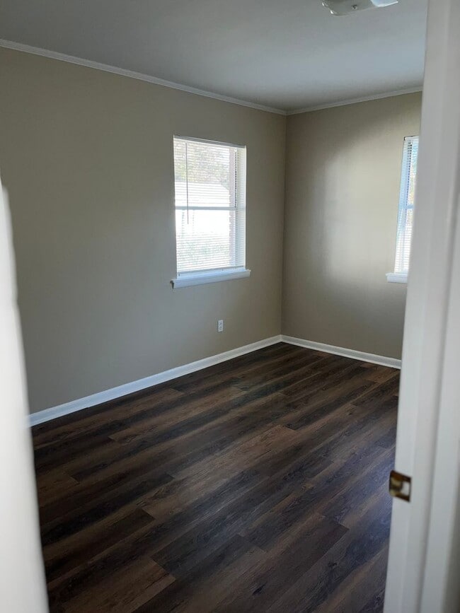 Building Photo - 3 Bed 1.5 Bath Home