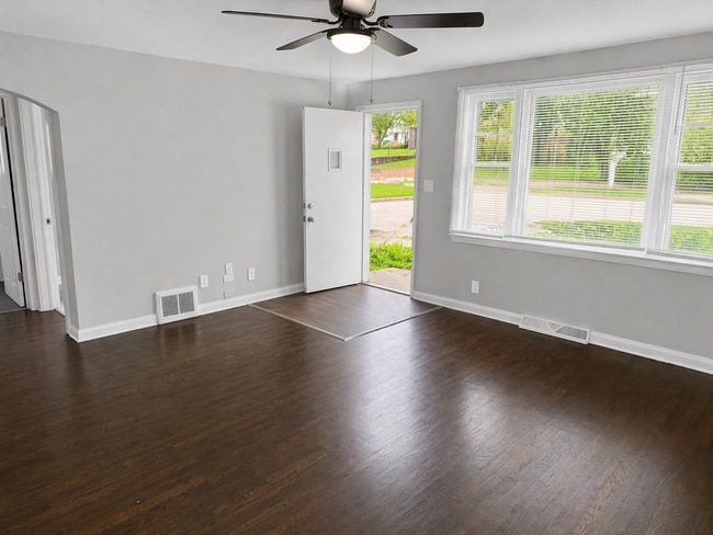 Building Photo - Updated Adorable 2 Bedroom Home