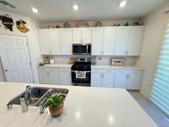 Building Photo - Gated NW community 5Bed