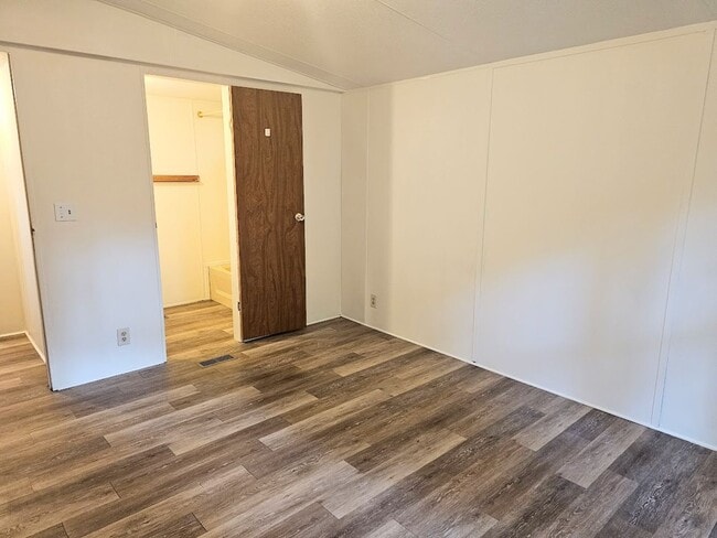 Building Photo - Charming 2 Bed, 2 Bath Mobile Home in a Qu...
