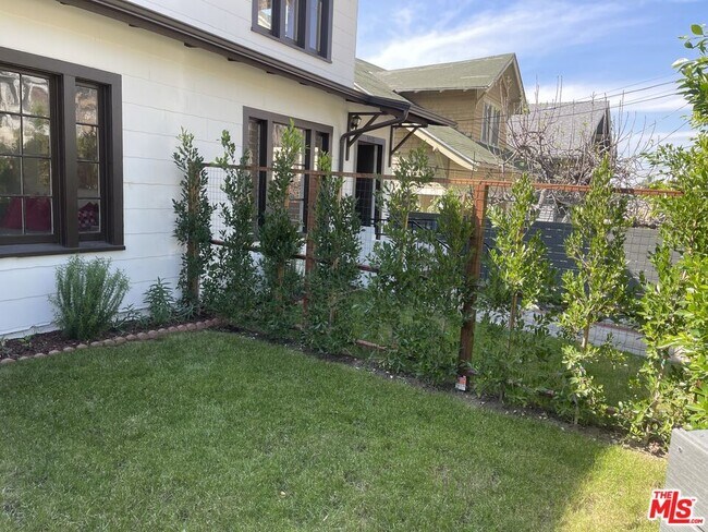 Building Photo - 1448 Calumet Ave