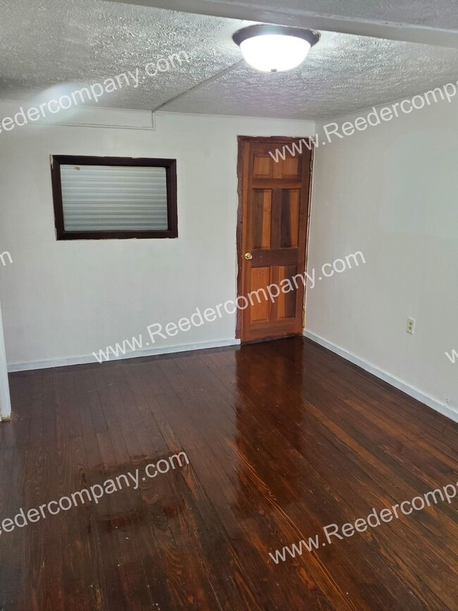 Building Photo - Large 2 bedroom home (close to the beach)