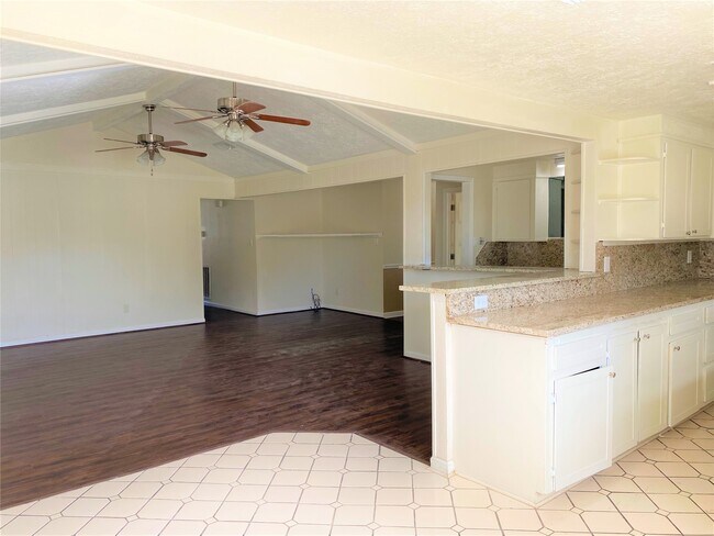 Building Photo - 803 Dogwood Ln