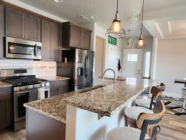 Building Photo - Home Sweet Home! Won't last long!