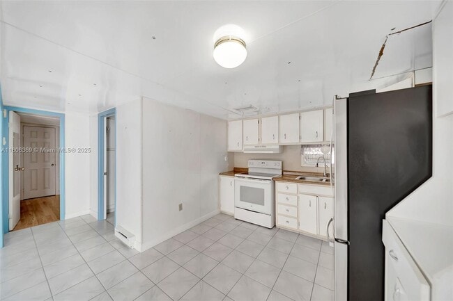 Building Photo - 346 Maple St
