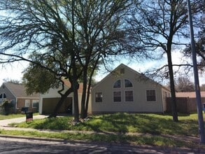 Building Photo - 8811 Pineridge Dr