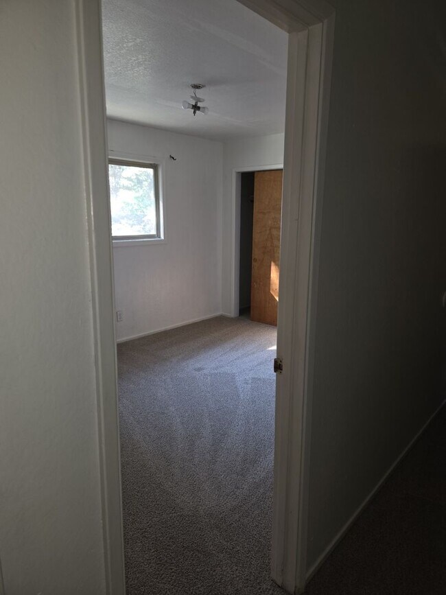 Building Photo - 1069 Sierra Blvd