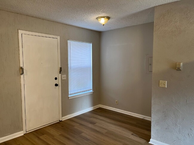 Building Photo - 2 Bedrooms 1 1/2 Baths Townhouse Minutes To Downtown Nashville, Tn ONE MONTH OF FREE RENT!