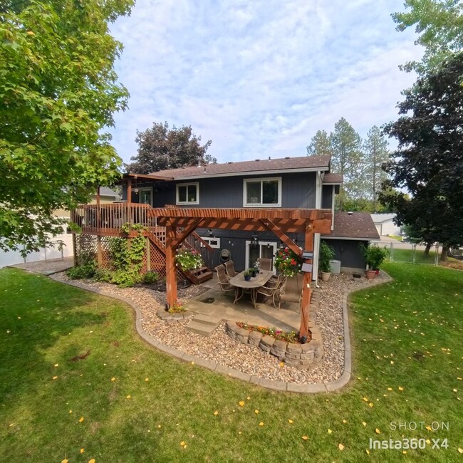 Building Photo - Charming Hayden Lake Home