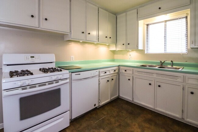 Building Photo - Darling 3 Bedroom With Hardwood Floors!