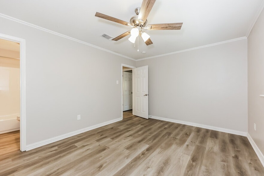 Building Photo - 6003 Cool Springs Dr