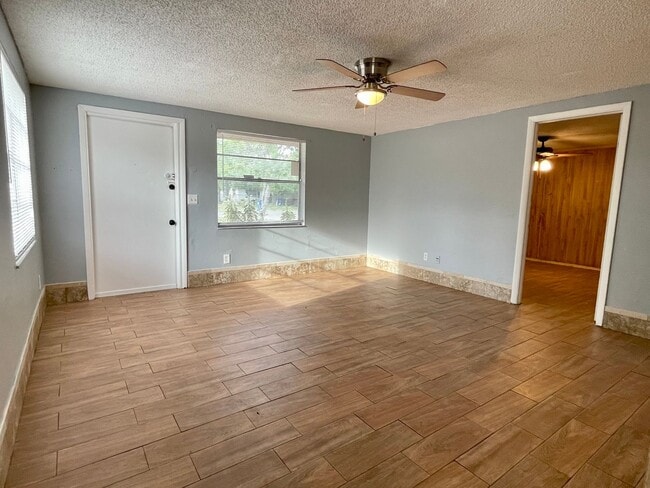 Building Photo - Sunny Lakes