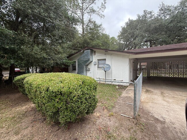 Building Photo - 714 8th Ave