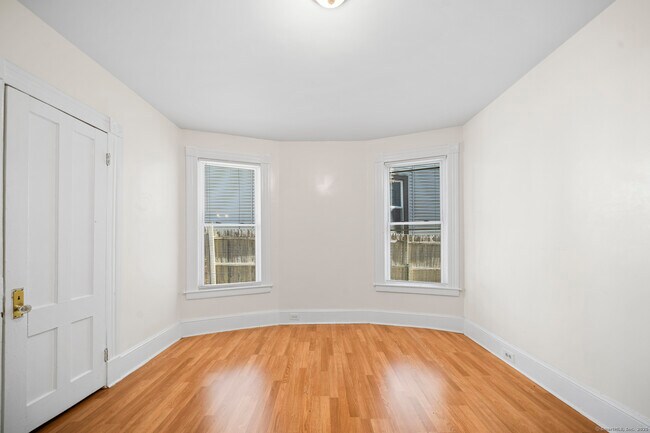 Building Photo - 215 Woodlawn Terrace