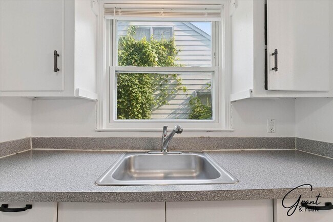 Building Photo - 3 Bedroom - 1 Bath- $1,150.00