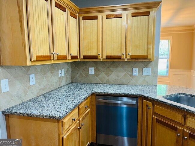 Building Photo - 5750 Crest Hill Dr NE