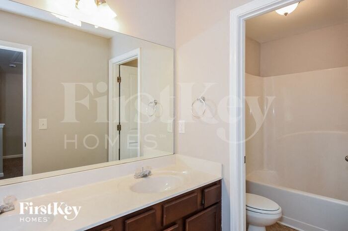 Building Photo - 315 Roland Manor Dr